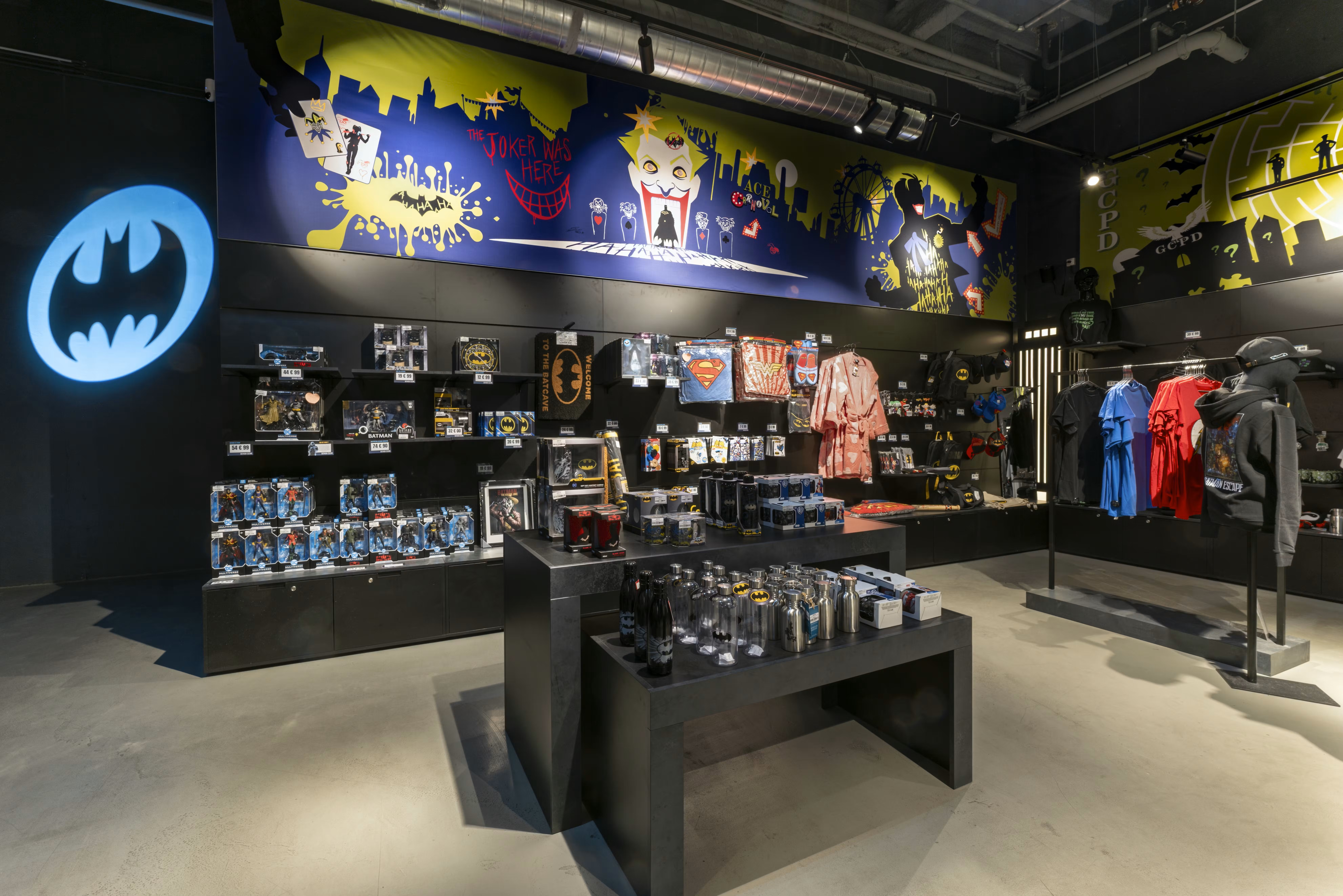 https://sfccdev.micromania.fr/on/demandware.static/-/Sites-Micromania-Library/default/dw2fac1157/fanzone/Selections/Zn0lv5bWFbowe70g_boutique-dc-comics-paris.jpg
