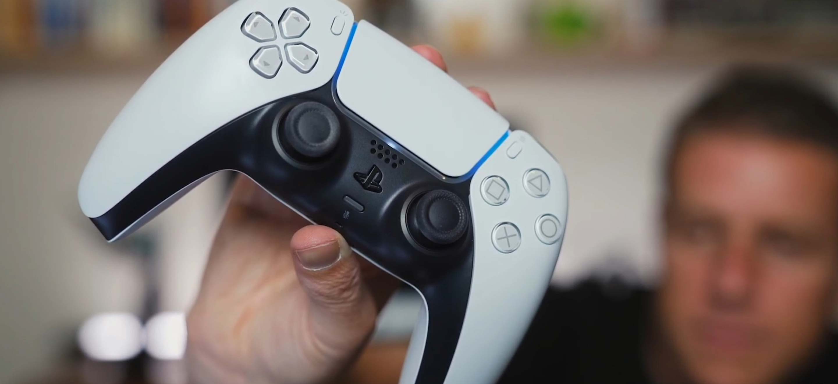 PS5 et Xbox Series X : l'histoire de l'&eacute;volution des manettes