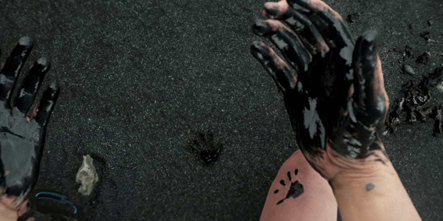 Les mains de Sam Bridges dans Death Stranding